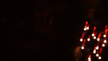    Akşam gökyüzünde kırmızı havai fişekler. Yazma alanı olan koyu renkli arkaplan resmi                                