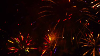                     Renkli arkaplan: Birçok havai fişek, farklı renkler, gece gökyüzünü süslemek, orijinal desenler              