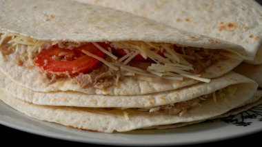         Ton balıklı kebap, domates, patates, yakın plan bir tabakta.                               