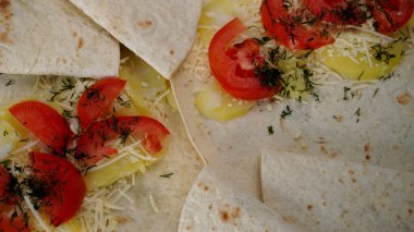                Pişirme sürecinde sebze kebabı, ekmek hamuru, domates ve patates, yakından.                     