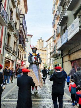 Pamplona, Navarra 'daki karnaval sırasında eski kasabanın sokaklarında dans eden dev bir Lancelot. İspanya, 22 Şubat 2025
