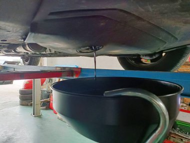 Araba asansörde. motor yağı değişimi