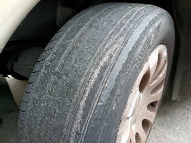 Çok yıpranmış bir araç tekerleği.