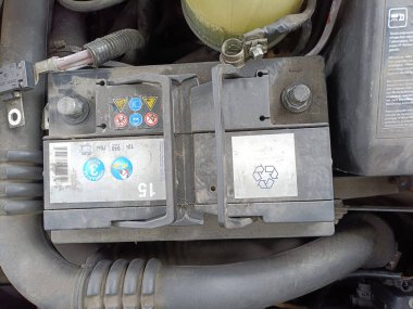 Kablolu bir araba aküsü motorun içinde bağlantısız..