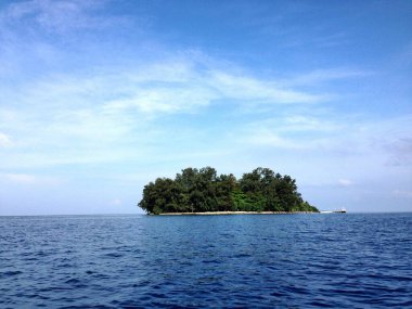 Bin Adalar, tropik adalar. Ormanın ve denizin muhteşem manzarası..