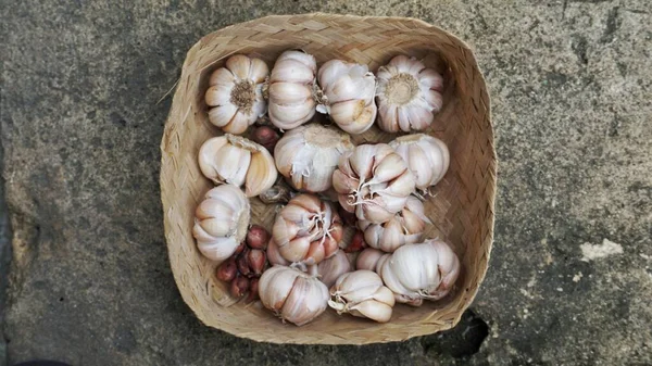Bambudan yapılmış bir kabın içinde tam sarımsak soğanı..