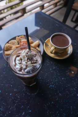 Sarı bir kupa kahve