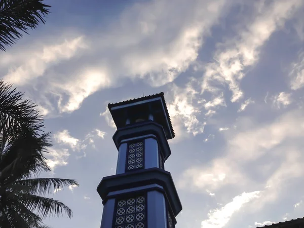Πύργος Του Τζαμιού Στην Ινδονησία Μπλε Ουρανός Σύννεφα — Φωτογραφία Αρχείου