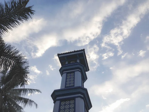 Torre Della Moschea Indonesia Cielo Blu Con Nuvole — Foto Stock