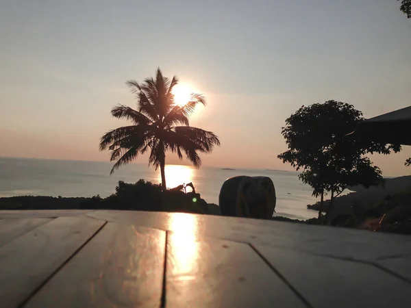 Gläser Auf Dem Tisch Palme Und Sonnenuntergang Auf Der Tropischen — Stockfoto