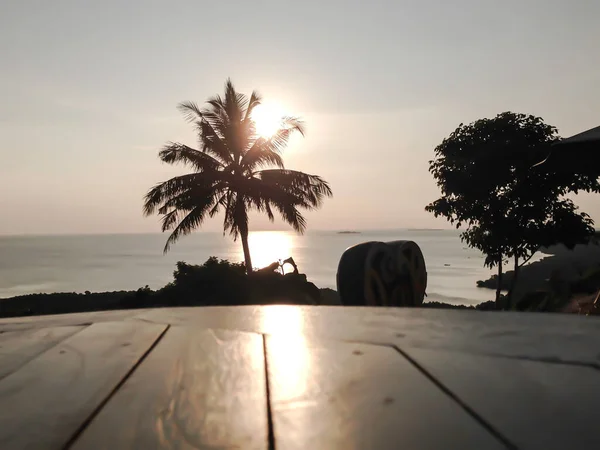 Gläser Auf Dem Tisch Palme Und Sonnenuntergang Auf Der Tropischen — Stockfoto