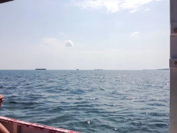 船からインドネシアのカリムンジャワ島への眺め — ストック写真
