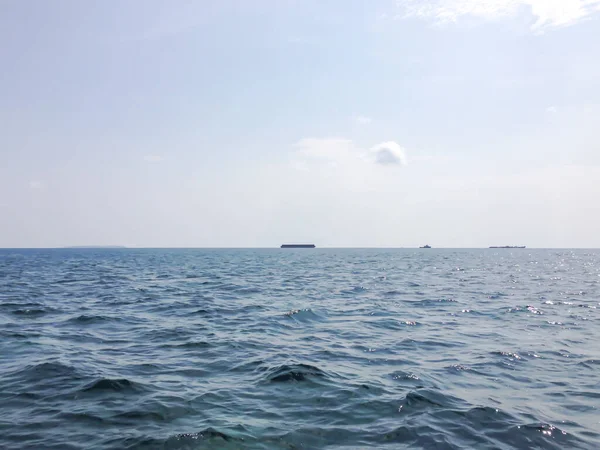 船からインドネシアのカリムンジャワ島への眺め — ストック写真