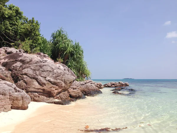Παραλία Και Βράχος Στη Θάλασσα Karimunjawa Ινδονησία — Φωτογραφία Αρχείου