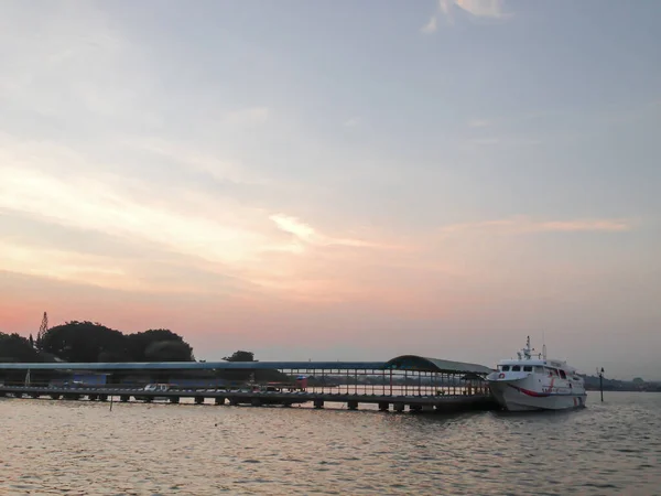 Łódź Rybacka Morzu Zachodzie Słońca Indonezja — Zdjęcie stockowe