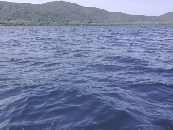 Bela Vista Mar Barco Dia Ensolarado Oceano Pacífico Fundo Montanha — Fotografia de Stock
