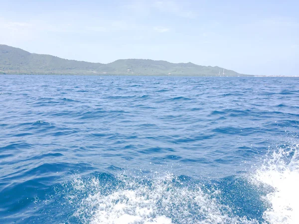 Вид Море Лодки Солнечный День Тихоокеанская Горная Местность Морская Волна — стоковое фото