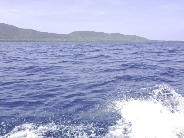 Bela Vista Mar Barco Dia Ensolarado Oceano Pacífico Fundo Montanha — Fotografia de Stock