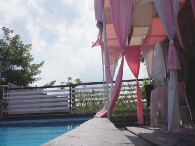 Havuz kenarında yemek için havuz ve dekorasyon.