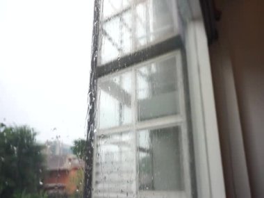 Pencerelerdeki yağmur damlaları estetik olarak hoş.