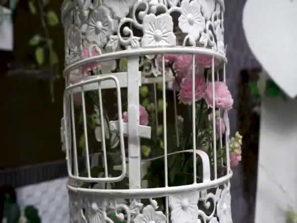 Ένα Άσπρο Κλουβί Λουλούδια Μέσα — Αρχείο Βίντεο