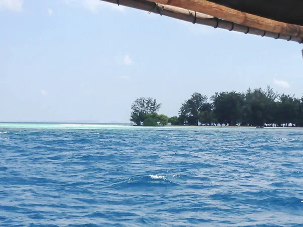 Hermosa Isla Medio Del Mar Cielo Azul — Foto de Stock