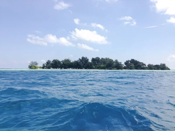 Hermosa Isla Medio Del Mar Cielo Azul —  Fotos de Stock