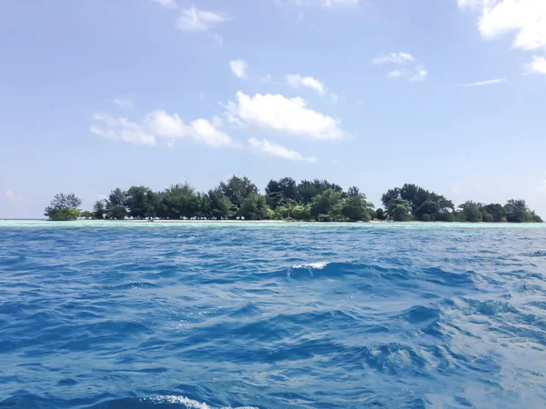 Прекрасний Острів Посеред Моря Блакитне Небо — стокове фото