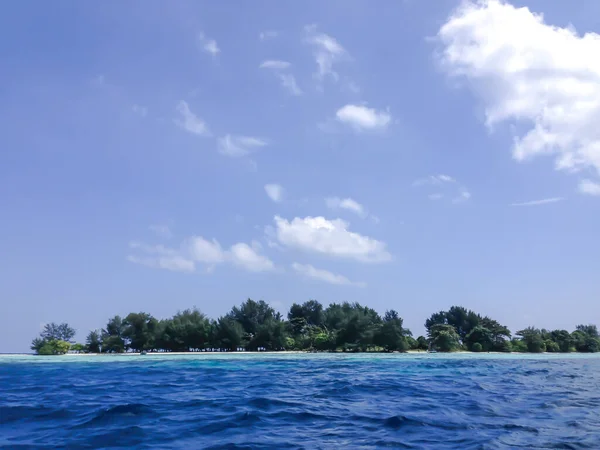 Schöne Insel Mitten Meer Und Blauem Himmel — Stockfoto
