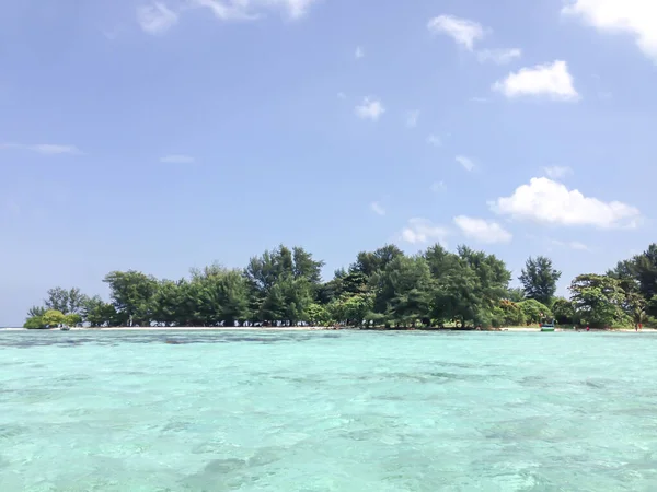 Linda Ilha Meio Mar Céu Azul — Fotografia de Stock