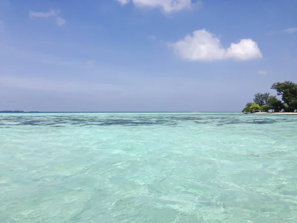 Linda Ilha Meio Mar Céu Azul — Fotografia de Stock