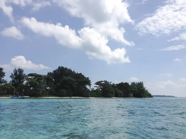 Schöne Insel Mitten Meer Und Blauem Himmel — Stockfoto