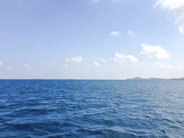 海と青空の真ん中にある美しい島 — ストック写真