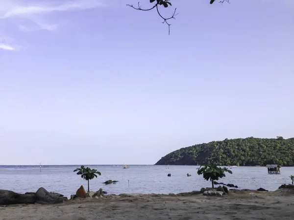 Zicht Zee Vanaf Tropisch Strand Blauwe Lucht Karimunjawa Indonesië — Stockfoto