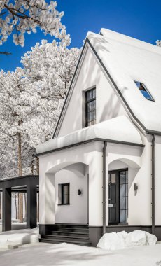 Üç boyutlu şirin, beyaz ve siyah, modern Tudor tarzı bir ev. Park yeri ve havuzu satılık ya da güzel peyzajlı. Peri çatıları. Parlak beyaz karlı serin bir kış günü.