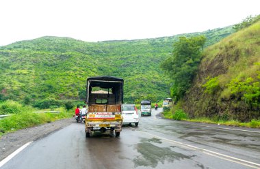 Dağlarda giden arabalar.