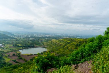Doğanın güzel manzarası ve dağlarda göl.