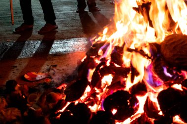 Tanımlanamayan insanlar, Hindu festivali Lohri 'yi kutluyorlar. Holika Dahan' daki şenlik ateşiyle Hint geleneği için ahşap yakılıyor..