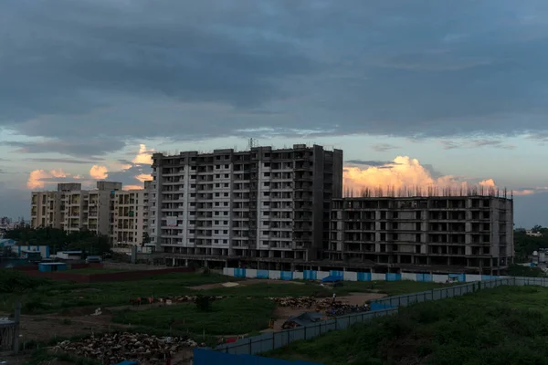 日落时该城市建筑工地的楼宇景观 — 图库照片