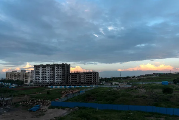 日没時の街の建設現場の建物の眺め — ストック写真