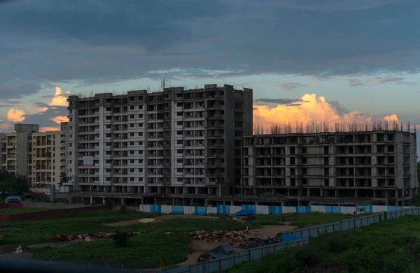 日没時の街の建設現場の建物の眺め — ストック写真