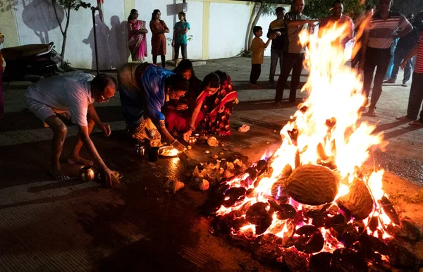 Niezidentyfikowane Osoby Świętujące Hinduski Festiwal Lohri Holika Dahan Przy Ognisku — Zdjęcie stockowe