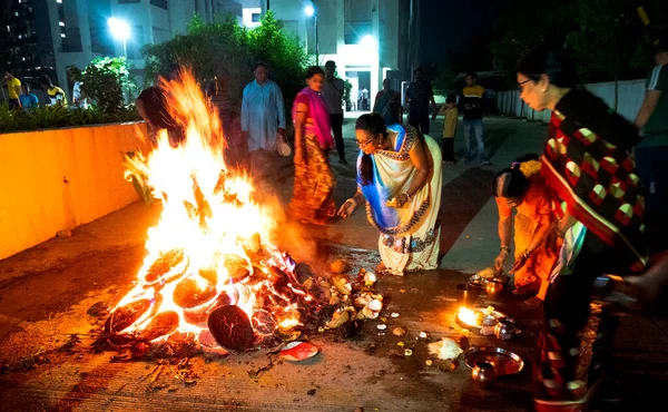 Pessoas Não Identificadas Comemorando Festival Hindu Lohri Holika Dahan Por — Fotografia de Stock