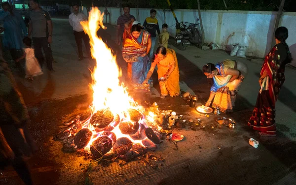 Unbekannte Feiern Das Hindu Fest Lohri Auf Holika Dahan Lagerfeuer — Stockfoto