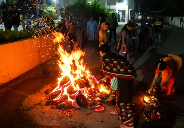 Неизвестные Празднуют Индуистский Фестиваль Лохри Холика Дахан Костра Дерева Зажженного — стоковое фото