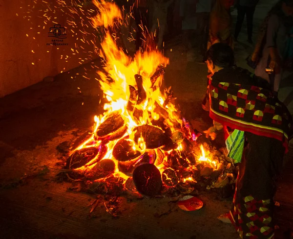 ホリカ ダハンのヒンドゥ祭りをめでたいインドの伝統のために灯された木製のたき火で祝う未確認の人々 — ストック写真