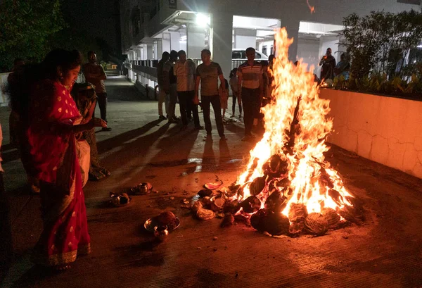 Oidentifierade Människor Firar Hindufestivalen Lohri Holika Dahan Brasa Trä Tänd — Stockfoto