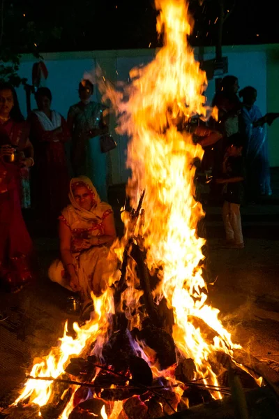 Pessoas Não Identificadas Comemorando Festival Hindu Lohri Holika Dahan Por — Fotografia de Stock
