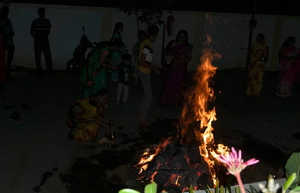 Neidentifikovaní Lidé Slaví Hinduistický Festival Lohri Holika Dahan Ohněm Dřeva — Stock fotografie
