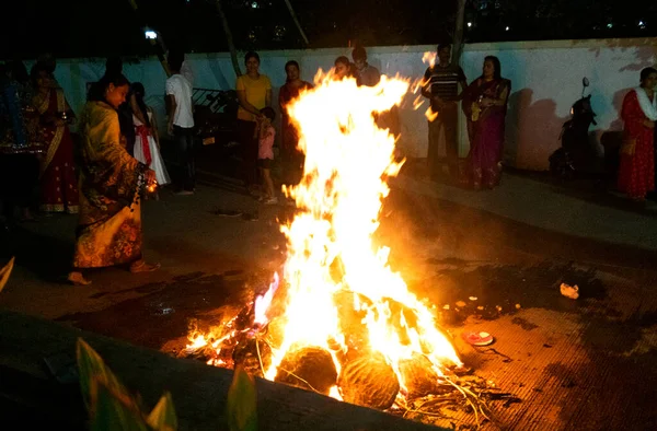 Неизвестные Празднуют Индуистский Фестиваль Лохри Холика Дахан Костра Дерева Зажженного — стоковое фото